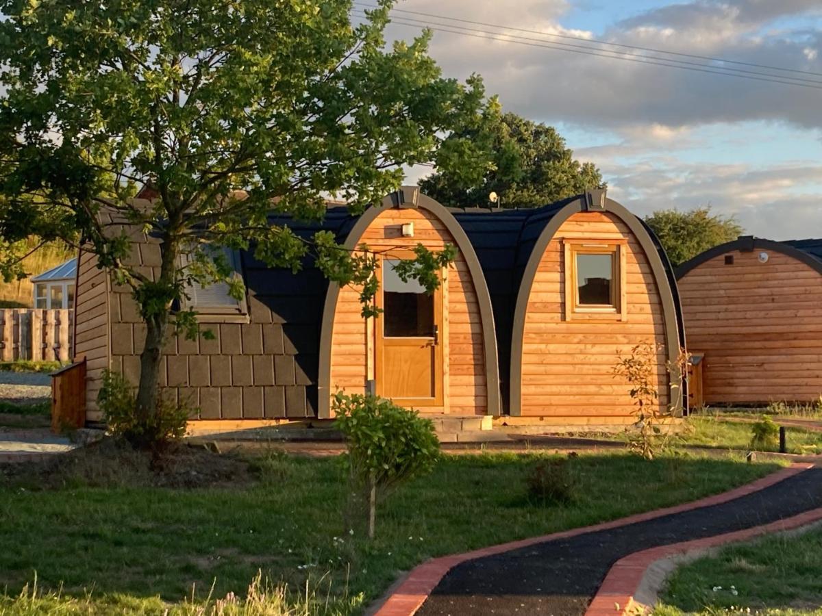 Squirrel Glamping Pod School House Farm Hotel Leighton  Kültér fotó