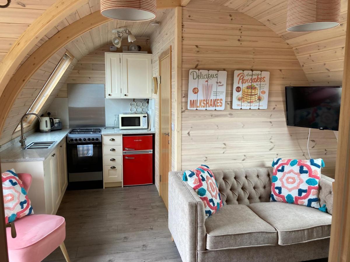 Squirrel Glamping Pod School House Farm Hotel Leighton  Kültér fotó