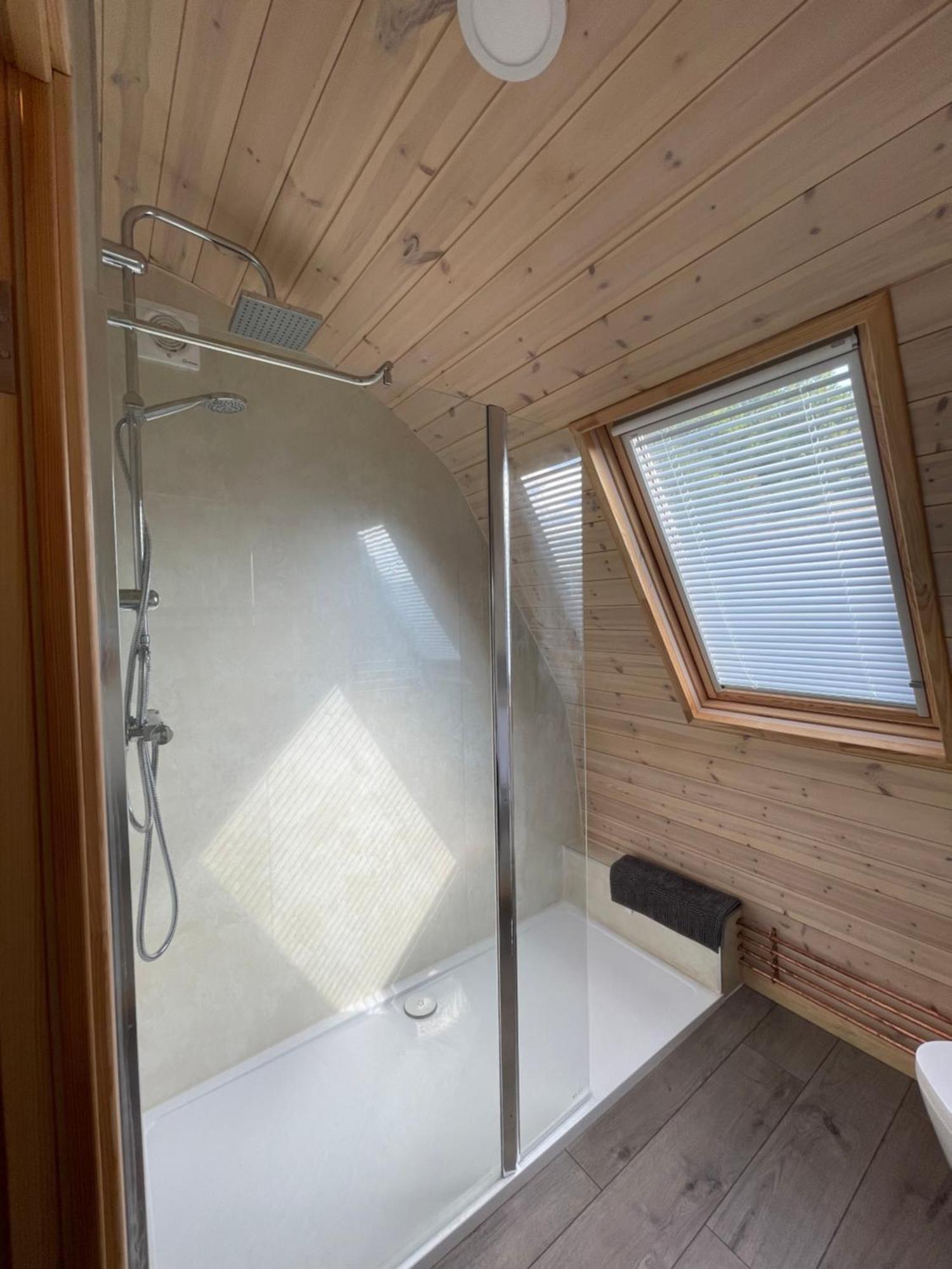 Squirrel Glamping Pod School House Farm Hotel Leighton  Kültér fotó