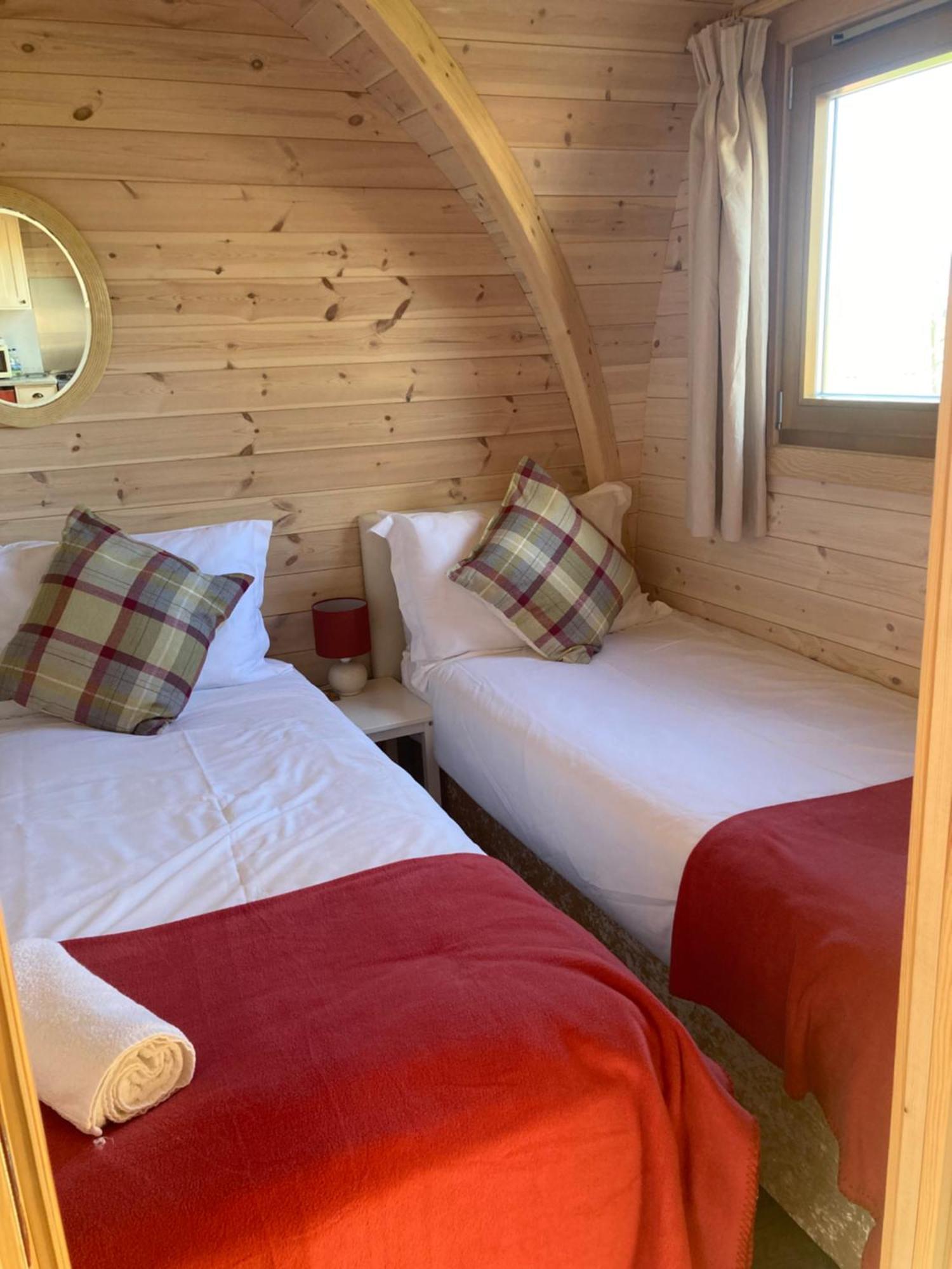Squirrel Glamping Pod School House Farm Hotel Leighton  Kültér fotó